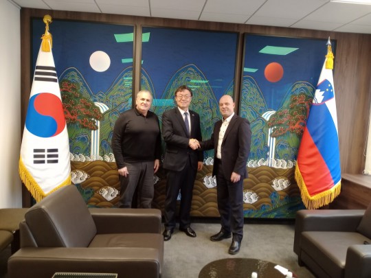 Pri veleposlaniku Republike Koreje Pri veleposlaniku Republike Koreje